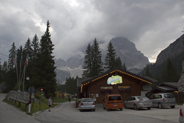 2011-08-19_17-55-35 cadore.jpg - Rezeption Camping Cadore mit abendlicher Illumination